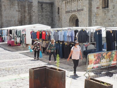 Retorn de les parades de moda i complements al mercat setmanal de la Seu d'Urgell