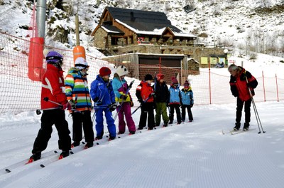 Classes d'esquí per a escolars a Tavascan (ACN/Arxiu)
