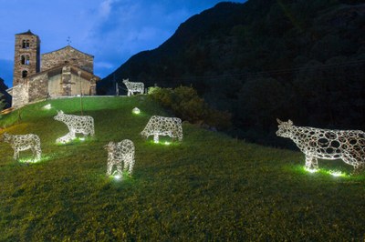 Escultures de Toni Cruz al costat de la capella romànica de Sant Joan de Caselles (Foto: Land Art Andorra)