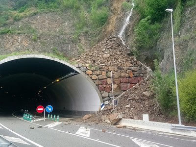 Esllavissada a la carretera N-145, al túnel del Bordar