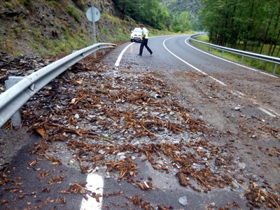 Esllavissada a la C-28 a València d'Àneu, aquest diumenge (Foto: Josep M. Semino)
