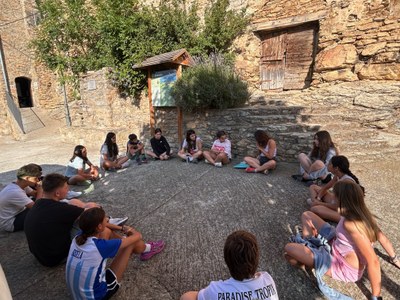 Participants del Casal d'Estamariu, reunits en un carrer del poble