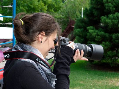 Estefania Gracia, fent una fotografia al Ràfting Parc de la Seu