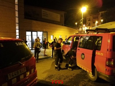 Preparació del pavelló de la Pobla de Segur per acollir un grup escolar evacuat a Aramunt (Foto: Bombers Generalitat)