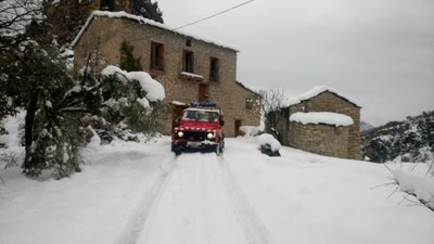 Els Bombers de Nargó s'han obert camí fins a masies aïllades (Foto: Bombers Nargó)