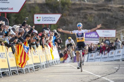 Remco Evenpoel, guanyador de la tercera etapa de la Volta 2023, amb la meta a La Molina (Foto: @VoltaCatalunya)