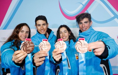 Els esquiadors de la FEEC, amb la medalla de bronze obtinguda a la prova de relleus mixtos (Foto: COE)