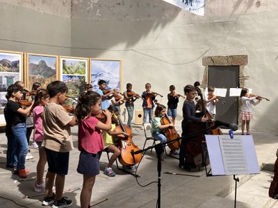 Cloenda del primer curs de 'Som Orquestra, Som Banda', al pati de la Biblioteca Sant Agustí