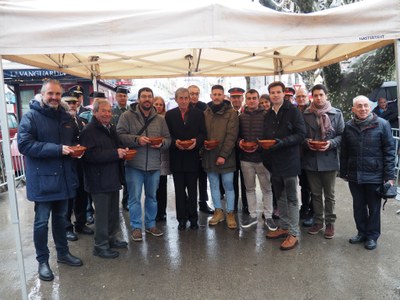 Les autoritats locals inicien la degustació de l'escudella de Sant Antoni, al passeig Joan Brudieu de la Seu