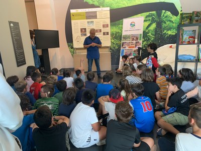 Activitat d’intercanvi amb els escolars de Coll de Nargó i Organyà a Dinosfera on es va presentar en nou plafó sobre la Senyora de les Muntanyes (Foto: Geoparc Orígens)