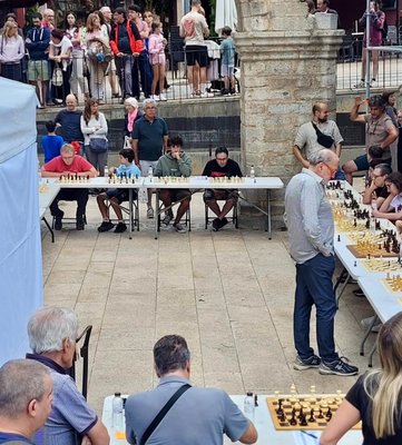 Exhibició de partides simultànies amb Manel Flores a Puigcerdà (Foto: Escacs Club La Seu)