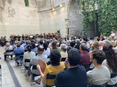 El pati de la Biblioteca Sant Agustí, ple per al concert de la Coral Encoratjades