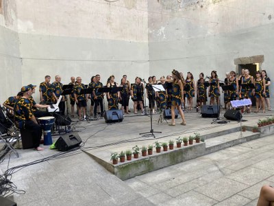 La Coral Encoratjades, a l'escenari del pati de la Biblioteca Sant Agustí