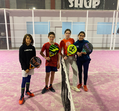 Finalistes del Torneig júnior nadalenc de pàdel de l'Urban Sport La Seu, en la categoria sub-13 (Foto: Urban Sport)