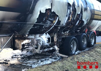 Estat del camió incendiat a Les (Foto: Bombers Generalitat) 