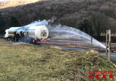 Extinció de l'incendi d'un camió de gas a l'Aran (Foto: Bombers Generalitat)