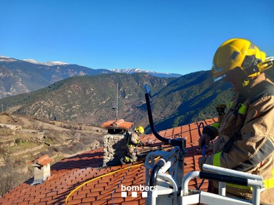 Extinció d'un foc en una casa d'Ansovell (Foto: Bombers Generalitat)