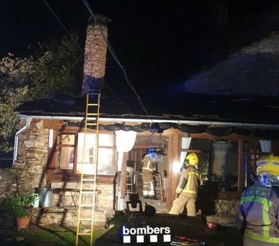 Extinció d'un incendi en una masia de Coll de Nargó (Bombers Generalitat)