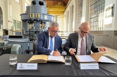 Albert Moles i Davide Ciciliato signen el nou acord entre FEDA i Endesa (Foto: ACN)
