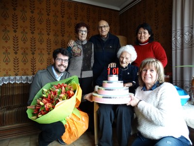 Felicitació a Josefa Servat (Foto: Ajuntament de la Seu d'Urgell)