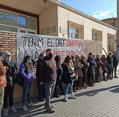Concentració de col·lectius feministes davant l'Hospital Arnau de Vilanova de Lleida, el desembre passat (Foto: CFAU)