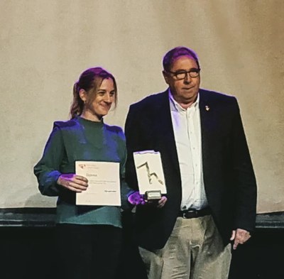 L'alcalde d'Organyà, Celestí Vilà, lliura a Anna Gorina el Premi Pirineu 2023 de Narració Literària (Foto: Aj. Organyà)