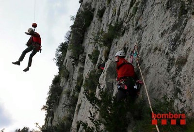Rescat d'un escalador a la roca Narieda (Fotos: Bombers de la Generalitat)