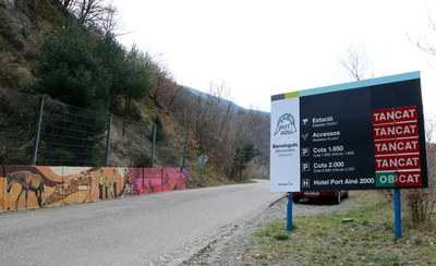 Entrada a Port Ainé, amb el rètol d'estació tancada (Foto: ACN)