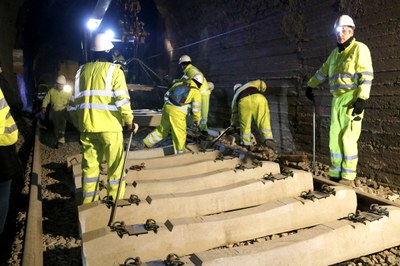 Treballs de substitució de vies al tren de la Pobla (Foto: ACN)