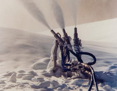 Imatge d'arxiu d'un canó de neu antic a La Molina (FGC)