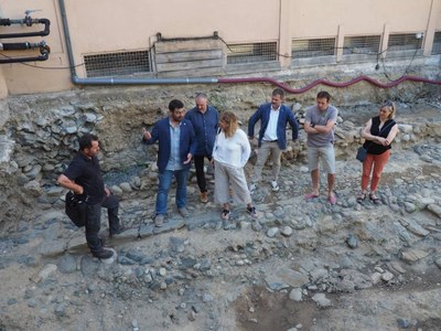 Visita de la consellera al jaciment del pati de Les Monges de la Seu d'Urgell