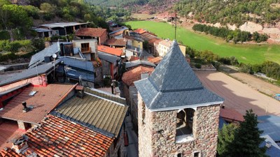 Noves de Segre, amb l'església de Sant Serni en primer terme (Foto: Dep. Territori)