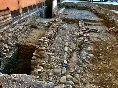 Imatge de les restes descobertes l'any 2020, amb el carrer medieval i les restes de cases a banda i banda en primer terme (Foto: Ajuntament de la Seu)