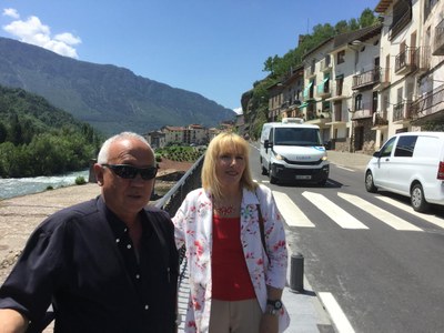 Inma Manso, acompanyada de l'alcalde de Baix Pallars (Foto: Subdelegació del Govern)
