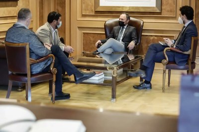 Reunió de Xavier Espot, Francesc Viaplana i Jordi Fàbrega a l'edifici del Govern andorrà (Foto: Govern d'Andorra)
