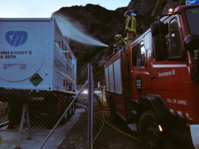 Tasques per aturar una fuita en un vehicle amb CO2 (Foto: Bombers Nargó)