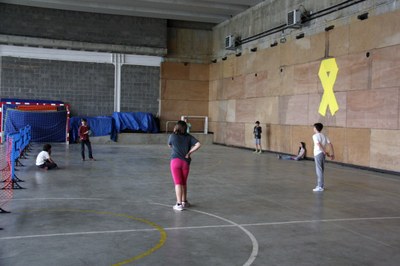 Activitat a la pista poliesportiva en el primer dia del Casal d'Estiu de Ger (Foto: ACN)