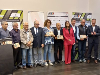 Els homenatjats per la FAE, amb els representants del Govern andorrà i el COA