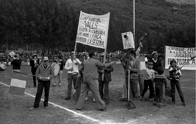 L'afició andorrana celebra l'ascens a Segona B, l'any 1980 (Foto: arxiu FC Andorra)
