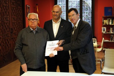 Raül Romeva, amb els familiars de Vicente Santolaria (Foto: ACN)