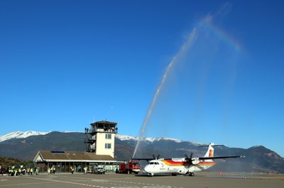 Bateig d'aigua de l'avió (Foto: ACN)
