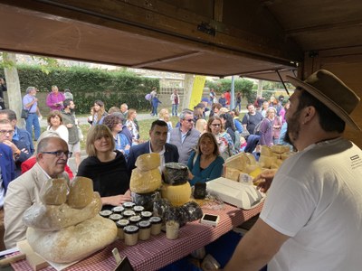 Visita de les autoritats a la Fira de Formatges Artesans del Pirineu (Foto: Ajuntament de la Seu d'Urgell)