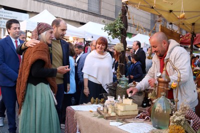 El conseller Albert Dalmau, en la visita a la Fira de Sant Ermengol de la Seu d'Urgell (Foto: ACN)