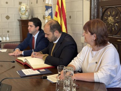El conseller de Presidència, Albert Dalmau, ha signat el llibre d'honor de la Seu d'Urgell