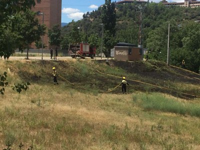 Extinció de l’incendi de vegetació a l’Horta del Valira (Foto: Ricard Viliella)