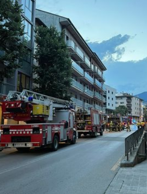 Incendi en un immoble ocupat a la zona de la plaça d'Europa de la Seu d'Urgell (Foto: Carlos Castigea)