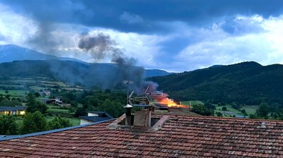Incendi en un paller als afores de la Seu d'Urgell, vist des del centre de la ciutat (Foto: @marcverum)