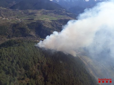 Incendi a Montellà i Martinet (Foto: Bombers de la Generalitat)