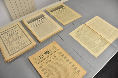 Una mostra de les revistes 'El Cadí' i 'Alt Urgell', cedides per Amadeu Gallart a l'Arxiu Comarcal
