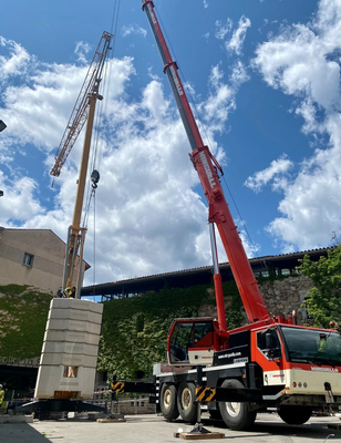Grua instal·lada a la plaça Soldevila, davant de la Fundació Sant Hospital (Foto: FSH)
